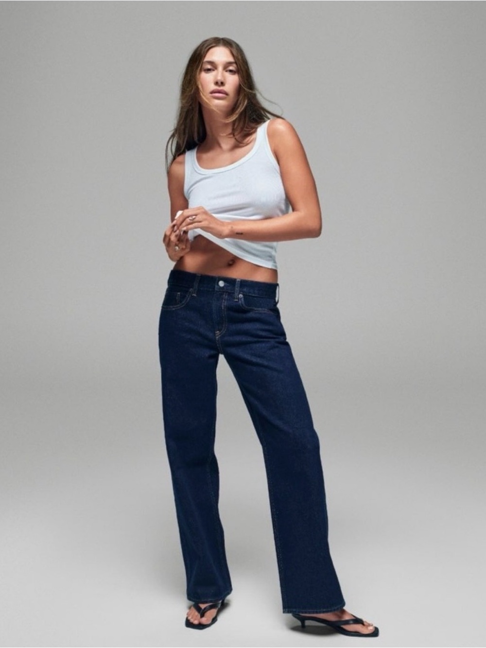 GAP Hailey Bieber Low Loose Jeans in Midnight Indigo (Dark Wash) - size 35